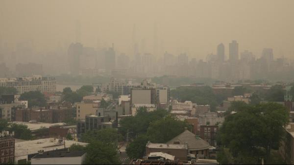 Smoke from Canada’s wildfires covers the Manhattan Skyline seen from the Queens borough of New York on Tuesday, June 6, 2023. Smoke from the hundreds of wildfires blazing in eastern Canada has drifted south, casting a hazy pall over New York City and triggering air a<em></em>lerts from Minnesota to Massachusetts. (Maansi Srivastava/The New York Times)