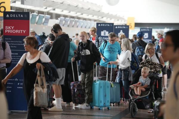 Travelers queue up at the Delta Airlines ticket counter at Denver Internatio<em></em>nal Airport Thursday, July 13, 2023, in Denver. (AP Photo/David Zalubowski)